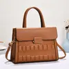 Bolsos Transfronterizos 2024 Primavera Nuevo Elegante Moda Bolso Repujado Bolso de Mujer Alta Calidad Bolso de Hombro Único Bolso Cruzado