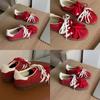 Sapatos de Treino Moral com Aumento Interno Vermelho para Mulheres 2025 Primavera e Verão Sapatos Casuais Retrô de Três Listras Versátil Sapatos de Treino Moral