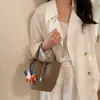 Bolso Bandolera Cruzado Fresco y Dulce para Mujer, Bolso Cubo de Nicho Estilo Coreano, Bolso de Mano Versátil para el Trabajo Nueva Moda 2026