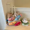 Bolsa de Tricô Estilo Preguiçoso Feminina 2026 Nova Popular de Verão Bolsa de Ombro com Desenho Animado Bolsa Tote de Grande Capacidade para o Dia a Dia