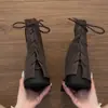 Botas de mujer marrones retro de plataforma gruesa para aumentar la altura, nuevo modelo de otoño 2026, suela blanda, versátiles, adecuadas para combinar con faldas, botas que estilizan la pierna