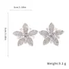 Brincos de Agulha Prata com Flores Cravejadas de Diamantes, Simples e Modernos, Brincos Minimalistas da Moda Estilo Ins com um Toque de Luxo Leve e Acabamento de Alta Qualidade