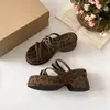 Sandalias de cuña retro de suela gruesa populares para mujer, para uso exterior en verano, nuevo modelo 2026, adecuadas para combinar con faldas, sandalias de estilo francés que aumentan la altura