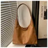 Bolsa tote de gran capacidad estilo coreano, perfecta para los desplazamientos al trabajo, con un diseño sofisticado, disponible en marrón y múltiples colores, y se puede llevar como bolso de hombro o bolso cruzado