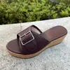 Chinelos Wedge de Comércio Exterior para Mulheres Verão 2025 Novos Plataforma com Solado Grosso Moda Europeia e Americana Sandálias com Fivela e Bico Aberto para Mulheres