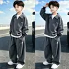 Conjunto Infantil Versión Coreana Primavera/Otoño 2026 Nuevo Estilo Sudadera Falsa de Dos Piezas para Niños Conjunto Deportivo Casual de Dos Piezas Moderno
