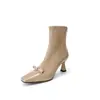 Botas de tornozelo finas de salto alto com laço em cor nude muito feminina 2026 Inverno salto alto fino bico quadrado camurça emendada elástico botas curtas femininas