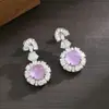 Nuevos Pendientes Redondos de Lujo Estilo Chino Color Morado Hielo con un Diseño que Presenta Cabujón Transparente como Hielo y Exquisitos Acentos de Diamante