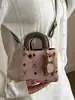 2026 Nuevo Modelo Bolso de Mujer para Comercio Exterior con Estampado de Oso Lindo, Bolso de Mano Cuadrado Pequeño, Bolso Cruzado de Hombro para Mujer Estilo Coreano