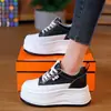 Tênis Brancos de Solado Grosso para Mulheres 2026 Novo Estilo de Primavera para Pessoas Baixas, Sapatos Plataforma Casuais Esportivos de Couro que Aumentam a Altura