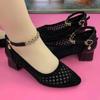 Sapatos de couro legítimo de malha femininos, vazados, 2022, novos, salto médio, preto, sandálias all-match, sola macia, moda, salto grosso, sapatos de mãe
