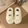 Nuevas pantuflas de invierno 2026 de suela gruesa, cálidas y acogedoras con un diseño de felpa de una sola pieza, que cuentan con una plataforma que aumenta la altura y un cierre de velcro. Estas pantuflas de moda y esponjosas son perfectas para otoño e invierno