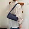 Bolso de mujer de gran capacidad, nuevo bolso de hombro ligero de nailon para el verano 2026, moderno y versátil para la escuela y el trabajo
