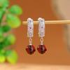 Yilu Plata S925 Plata Esterlina Jade Hetian Jade Sangre Po Auspicioso Ruyi Flor de Ciruelo Hueco Aretes de Cuentas Redondas Temperamento