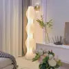 Lámpara de pie Tiki Lámpara de sala de estar Nórdica Dormitorio Mesa lateral de sofá Lámpara de ambiente Estilo crema Celebridad de Internet Ins Lámpara de mesa de pie