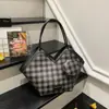 Design de Nicho Fita Xadrez Grande Capacidade Bolsa para Trabalho e Deslocamento Feminina 2025 Nova Bolsa Tote Versátil de Ombro