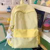 Mochila estudiantil a rayas verde claro de jazmín, estilo fresco y enérgico, ambiente de verano, mochila dulce para compras y sesión de fotos de chica