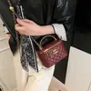 Nova Bolsa Pequena Feminina Outono 2026 Estilo Chanel Acolchoada Bordada com Corrente, Bolsa Quadrada de Ombro Fashion e Simples para o Dia a Dia, Bolsa Transversal