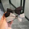 Selección PremiumPinza de resorte con lazo de lunares estilo francés, moderna y elegante, versátil para el uso diario, con sentido de diseño y elegancia
