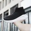 Tênis esportivo de corrida versátil e moderno para homens e mulheres plus size, tênis estiloso slip-on de malha fly para casais