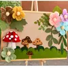 Decoración ambiental con flores y hojas de papel de seda en esquema de color Morandi para paredes de áreas temáticas en jardines de infancia y escuelas primarias
