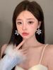 Invierno Navidad exquisito clip para la oreja sin oreja diseño de copo de nieve de diamante flash aretes para mujer de alto sentido para mujer pendientes de nicho de lujo ligero