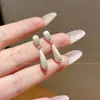 Pendientes elegantes y de estilo vintage que hacen que el rostro parezca más pequeño, pendientes de moda 2026, muy populares en internet, ear cuffs y pendientes de perlas de nicho para mujer