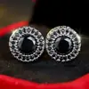 Pendientes de Botón Redondos Full Diamond con Textura Estilo Hong Kong, Estilo Nuevo Transfronterizo Tangjia para Mujer, Pendientes Redondos Huecos de Alta Gama Europeos y Americanos con Diseño Único e Innovador