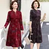 Vestido de mãe estilo retrô, modelagem solta, comprimento médio, adequado para primavera e outono, design novo, estilo cheongsam modificado, vestido de manga comprida, roupas femininas para mulheres de meia-idade e idosas