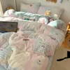 Juego de Cama de Vellón de Leche Grado A de 4 Piezas Estilo Ins Dibujos Animados Estilo Sábana Ajustable Estilo Falda de Cama Juego de Tres Piezas de Invierno Engrosado Antiestático