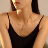 Collar de clavícula de concha incrustada estilo ins europeo y americano con perla de imitación para mujer de acero de titanio chapado en oro real de 18k nicho joyería comodín al por mayor
