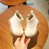 Novas botas de couro para bebê outono e inverno, sapatos para crianças pequenas para meninos, botas curtas simples estilo coreano com fleece, sapatos versáteis para meninas