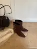 Botas femininas de salto alto robustas com bico quadrado 2026 novo modelo com fivela de cinto, botas de montaria de cano curto em camurça