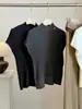 Camiseta de tricô feminina estilo coreano com gola alta texturizada de fio de prata e manga curta, para o início do outono, slim fit canelada, base que reduz a idade
