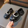 Sapatos de couro com laço e acabamento em renda para meninas, nova coleção primavera/outono 2024, estilo Mary Jane com sola macia, sapatos de princesa da moda para crianças