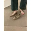 Zapatos sofisticados de estilo francés con forro de pelo gris para mujer, perfectos para usar al aire libre en la temporada otoño/invierno 2025. Estos zapatos planos cómodos, que no cansan y son elegantes, con tacón de cuña, son ideales para ir al trabajo.