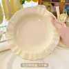 Pratos de cor creme, fofos, com bordas de renda para uso doméstico, adequados para café da manhã, frutas, saladas e travessas.; pratos de plástico com um design de chapéu de palha na cor creme