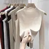 Camisa básica feminina de gola alta média para primavera e outono, com um design único e estiloso, adequada para usar em camadas sob um suéter, top de tricô afunilado e ombro a ombro