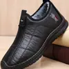 Zapatos de invierno para hombre tipo slip-on de algodón, con parte superior de piel sintética mate, forro de felpa, suela antideslizante y plantilla suave, adecuados para hombres de mediana edad y mayores