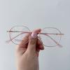 Nuevas gafas retro ovaladas no magnéticas de Internet Celebrity con montura de libro de equitación roja del mismo estilo que se pueden equipar con miopes, lote mixto ultraligero