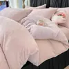 Juego de ropa de cama de cuatro piezas de terciopelo de leche blanco crema, simple y elegante, con un diseño de terciopelo grueso y estampado, adecuado para otoño e invierno, incluye una funda de edredón y tres piezas más