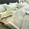 Juego de Cama de Cuatro Piezas de Terciopelo Tallado de Gama Alta Lujo Ligero Sentido de Gama Alta Ropa de Cama de Terciopelo de Leche Superficie de Coral Grueso Sábana Funda de Edredón