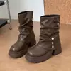 Botas Plataforma com Salto Bloco Spicy Girl para Calça 2026 Moda Outono/Inverno Novo Estilo Botas de Cano Curto Emagrecedoras para Moto Botas de Cano Médio Plissadas