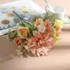 Ramo de Dalias Artificiales de 5 Ramas Amazon Transfronterizo, Ramo de Flores de Rosa Sostenido a Mano, Plantas Verdes, Adornos de Decoración para Bodas en Casa