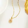 Collar giratorio de acero de titanio con girasol, una pieza de joyería de alta gama lujosa y versátil, con un diseño giratorio de trébol de cuatro hojas para la buena suerte