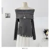 Camiseta de punto de manga larga con un hombro descubierto y rotos estilo coreano para mujer en otoño e invierno, estilo perezoso, tops y suéteres suaves y cálidos para reducir la edad para mujeres