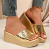 Sandalias de plataforma de verano nuevas 2026 de moda con suela blanda para uso en exteriores, elegantes zapatos de plataforma gruesa versátiles que aumentan la altura, antideslizantes para mujer