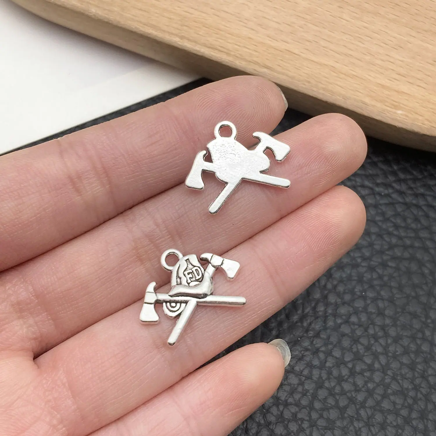 11312-X-古银锌合金消防工具斧子19x16-1.3g