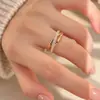 Anel de três aros cruzados com diamantes incrustados, de luxo leve e elegante, com um design único, anel aberto moderno e personalizado para o dedo indicador feminino