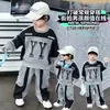Conjunto de Moletom Patchwork Estampado Yy para Meninos Primavera Outono Novo Estilo Fresco Tendência Moda Bebê Celebridade da Internet Conjunto de Duas Peças
